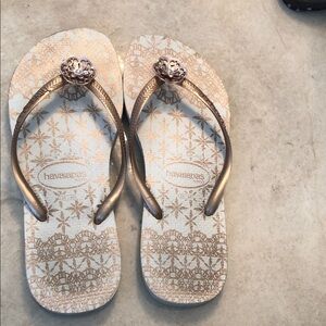 Havaianas Women's Metallic Gold Sandals metal floral detail sz 39